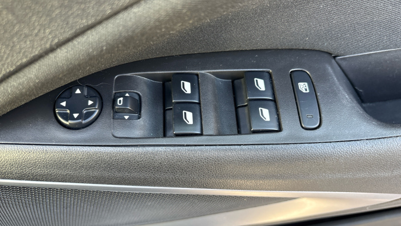 Vauxhall Crossland X 1.2T ecoTec [110] SE Nav 5dr [Start Stop] Petrol Hatchback